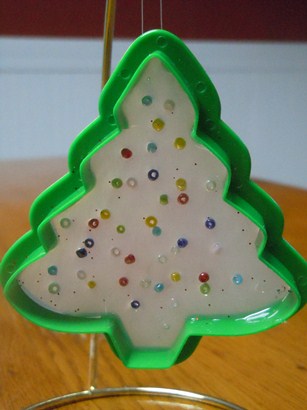 how to make a Christmas ornament from cookie cutters and hot glue